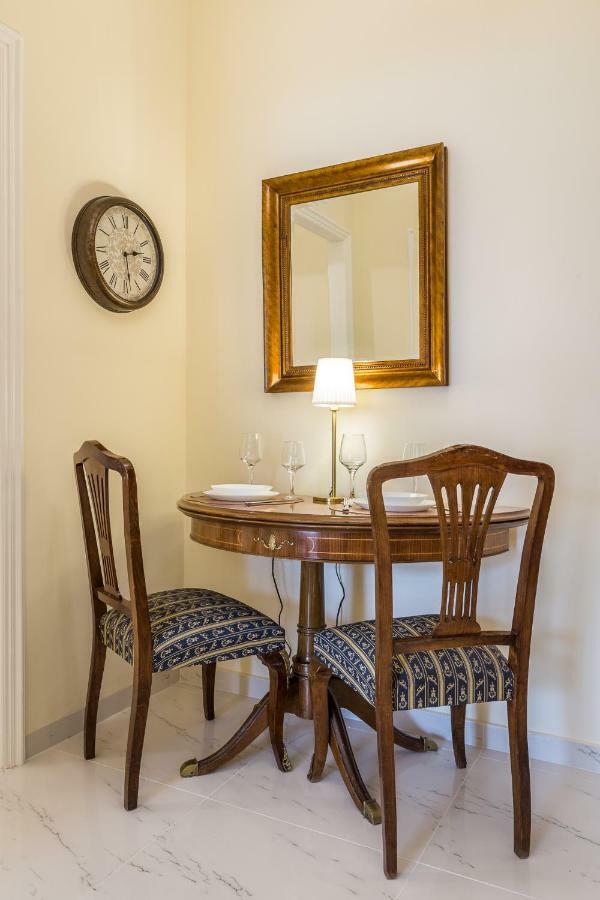 Chic Flat In Kolonaki Next To American Embassy Athens Luaran gambar